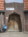 Poort in 'mijtervorm' in de hoek van de Talmastraat.
<br/>
Corrie Groen- Pickhard, 2017-05-06